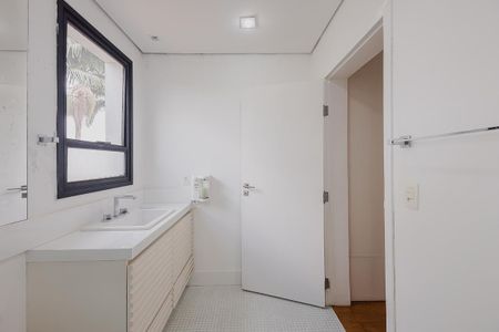 Casa à venda com 700m², 5 quartos e 6 vagasBanheiro da Suíte 4