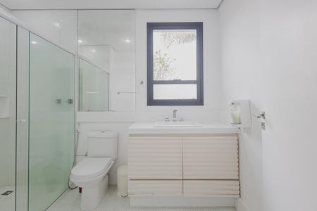 Casa à venda com 700m², 5 quartos e 6 vagasBanheiro da Suíte 4