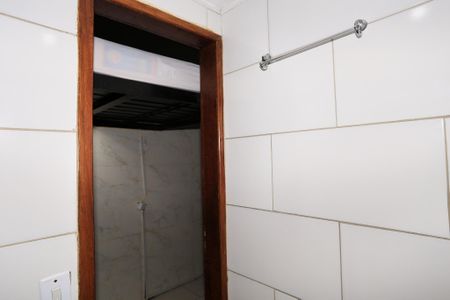 Banheiro de kitnet/studio para alugar com 1 quarto, 15m² em Santa Efigênia, Belo Horizonte
