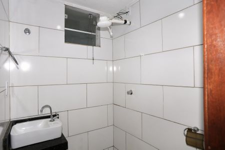 Banheiro de kitnet/studio para alugar com 1 quarto, 15m² em Santa Efigênia, Belo Horizonte