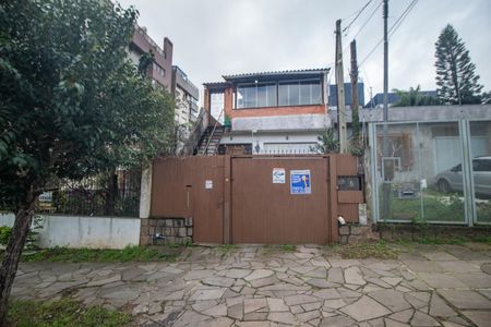 Casa à venda com 300m², 4 quartos e 2 vagas Casa à venda com 300m², 4 quartos e 2 vagasFachada