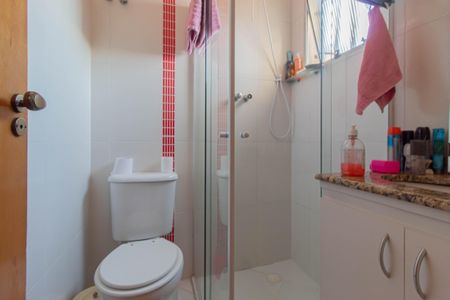 Casa de condomínio à venda com 100m², 3 quartos e 3 vagas Casa de condomínio à venda com 100m², 3 quartos e 3 vagasBanheiro da Suite