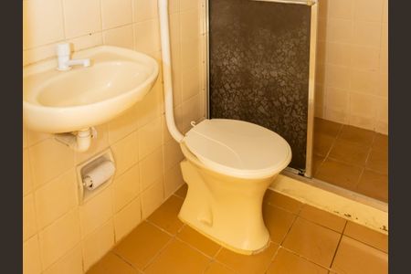 Banheiro de apartamento à venda com 1 quarto, 38m² em Azenha, Porto Alegre