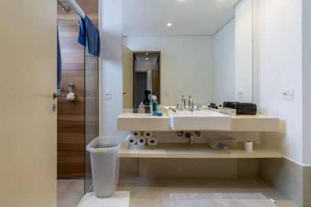 Apartamento à venda com 234m², 3 quartos e 4 vagasBanheiro da Suíte 1