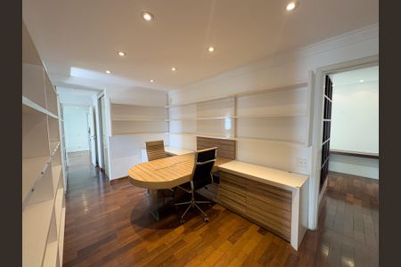 Apartamento à venda com 250m², 4 quartos e 4 vagasEscritório