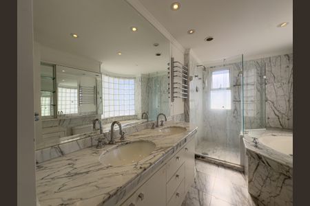 Apartamento à venda com 250m², 4 quartos e 4 vagasBanheiro Suíte 4