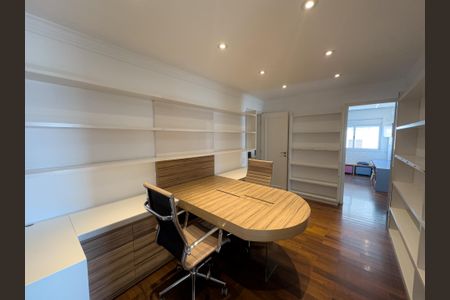 Apartamento à venda com 250m², 4 quartos e 4 vagasEscritório