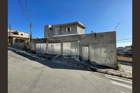 Casa à venda com 280m², 4 quartos e 3 vagas Casa à venda com 280m², 4 quartos e 3 vagasFachada