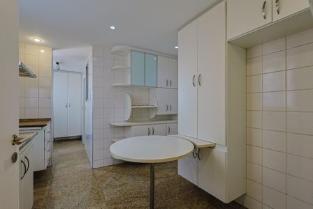 Apartamento à venda com 130m², 3 quartos e 2 vagas Apartamento à venda com 130m², 3 quartos e 2 vagasCozinha