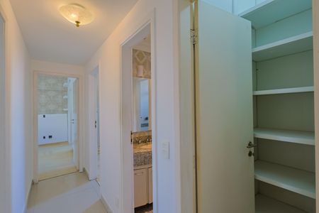 Apartamento à venda com 130m², 3 quartos e 2 vagas Apartamento à venda com 130m², 3 quartos e 2 vagasCorredor