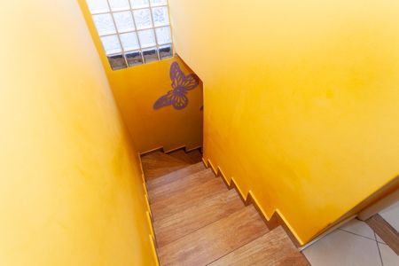 Casa à venda com 85m², 2 quartos e 2 vagasEscada