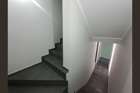 Casa para alugar com 484m², 6 quartos e 4 vagas Casa para alugar com 484m², 6 quartos e 4 vagasEscada