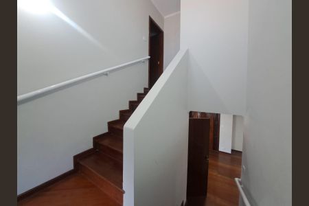 Casa para alugar com 484m², 6 quartos e 4 vagas Casa para alugar com 484m², 6 quartos e 4 vagasEscada