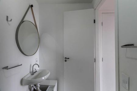 Banheiro de apartamento para alugar com 1 quarto, 27m² em Vila Tolstoi, São Paulo