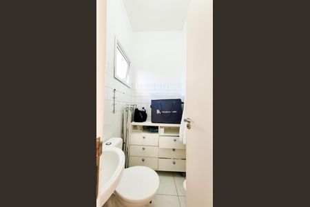 Casa de condomínio à venda com 230m², 4 quartos e 3 vagasBanheiro de serviço