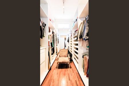 Casa de condomínio à venda com 230m², 4 quartos e 3 vagasCloset Suíte 1