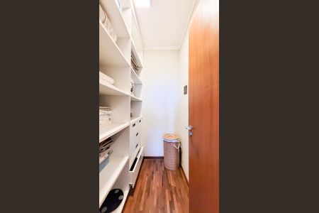 Casa de condomínio à venda com 230m², 4 quartos e 3 vagasCloset Suíte 1