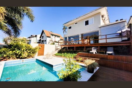 Casa de condomínio à venda com 230m², 4 quartos e 3 vagasPiscina