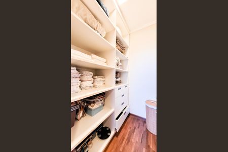 Casa de condomínio à venda com 230m², 4 quartos e 3 vagasCloset Suíte 1