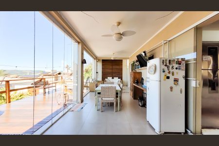 Casa de condomínio à venda com 230m², 4 quartos e 3 vagasÁrea gourmet