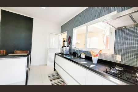 Casa de condomínio à venda com 230m², 4 quartos e 3 vagasCozinha