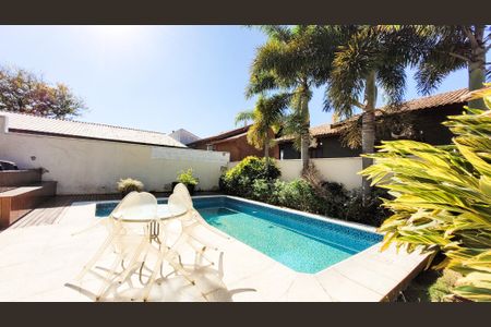 Casa de condomínio à venda com 230m², 4 quartos e 3 vagasPiscina