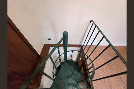 Casa à venda com 300m², 4 quartos e 2 vagasEscada