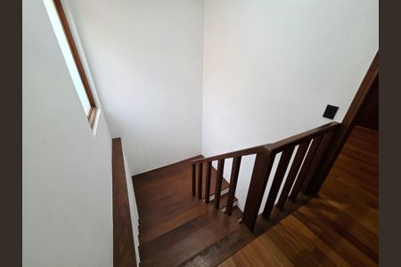 Casa à venda com 300m², 4 quartos e 2 vagasEscada
