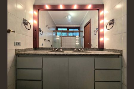 Casa à venda com 300m², 4 quartos e 2 vagasBanheiro da Suíte 2