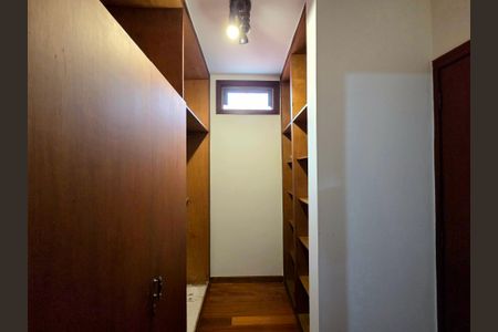 Casa à venda com 300m², 4 quartos e 2 vagasCloset da Suíte 2