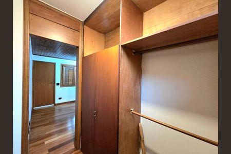 Casa à venda com 300m², 4 quartos e 2 vagasCloset da Suíte 2
