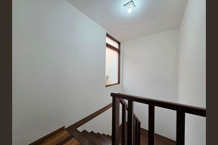 Casa à venda com 300m², 4 quartos e 2 vagasEscada