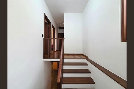 Casa à venda com 300m², 4 quartos e 2 vagasEscada
