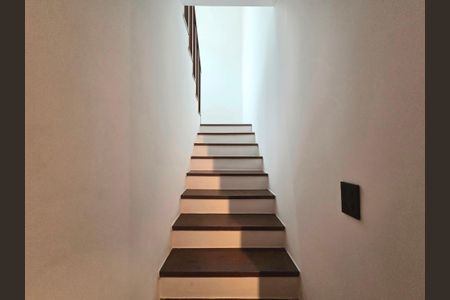 Casa à venda com 300m², 4 quartos e 2 vagasEscada