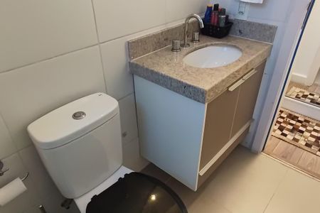 Banheiro de kitnet/studio para alugar com 1 quarto, 25m² em Camorim, Rio de Janeiro