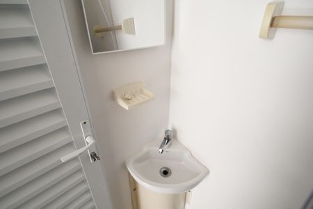 Casa de condomínio à venda com 164m², 4 quartos e 2 vagasBanheiro de serviço