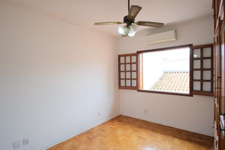 Casa à venda com 180m², 4 quartos e 2 vagasSuíte