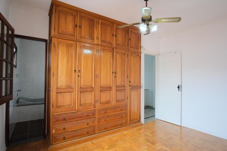 Casa à venda com 180m², 4 quartos e 2 vagasSuíte