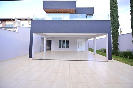 Casa para alugar com 257m², 3 quartos e 4 vagasFachada