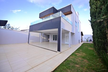 Casa para alugar com 257m², 3 quartos e 4 vagasFachada