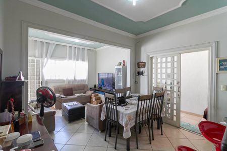 Casa à venda com 100m², 3 quartos e 2 vagas Casa à venda com 100m², 3 quartos e 2 vagasSala/Cozinha