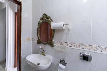 Casa à venda com 100m², 3 quartos e 2 vagas Casa à venda com 100m², 3 quartos e 2 vagasBanheiro social