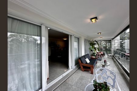 Apartamento à venda com 323m², 4 quartos e 6 vagasVaranda