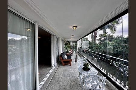 Apartamento à venda com 323m², 4 quartos e 6 vagasVaranda