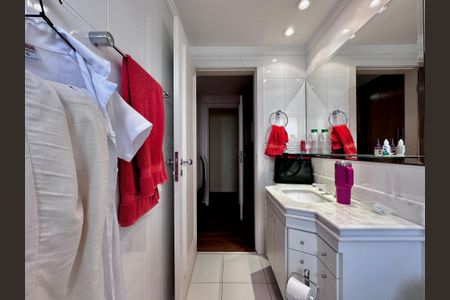 Apartamento à venda com 323m², 4 quartos e 6 vagasBanheiro Suíte 2