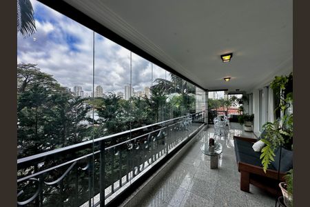 Apartamento à venda com 323m², 4 quartos e 6 vagasVaranda