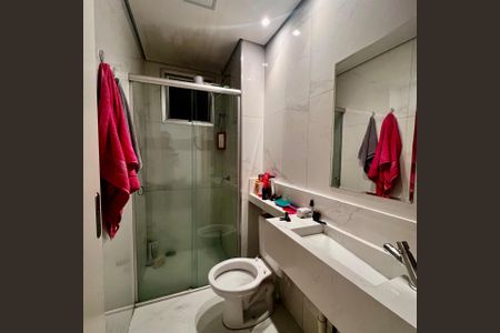 Banheiro de apartamento à venda com 2 quartos, 70m² em Monte Castelo, Contagem