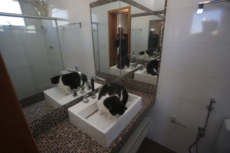 Apartamento à venda com 207m², 5 quartos e 4 vagasBanheiro da Suíte 1