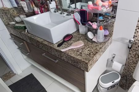 Casa de condomínio à venda com 162m², 3 quartos e 2 vagasBanheiro 1