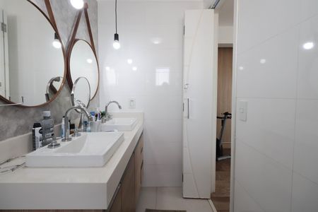 Apartamento à venda com 126m², 3 quartos e 3 vagas Apartamento à venda com 126m², 3 quartos e 3 vagasBanheiro da Suíte 1